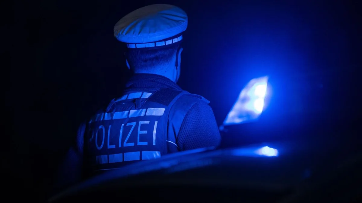 Verkettung von Unfällen: Sprinter fährt in Stauende - neun Fahrzeuge beschädigt