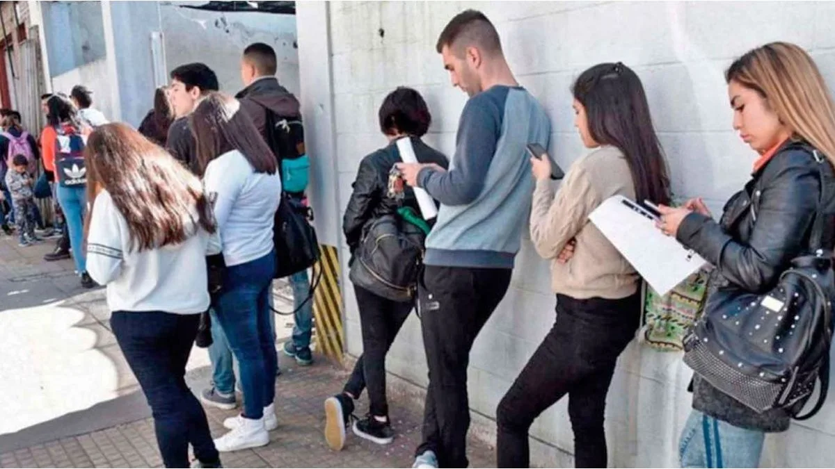 Javier Milei elogia el empleo informal, pero los trabajadores cobran la mitad y pierden la obra social
