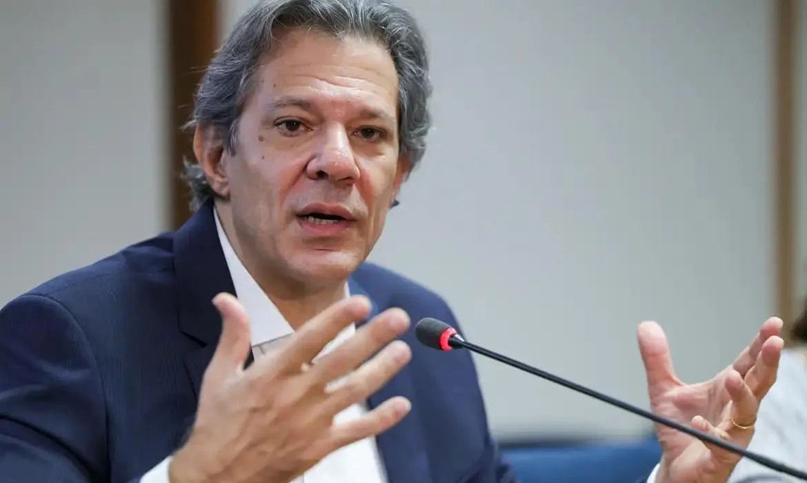 Haddad desmente Tarcísio e mostra vídeo que registra perseguição da PM ao seu motorista