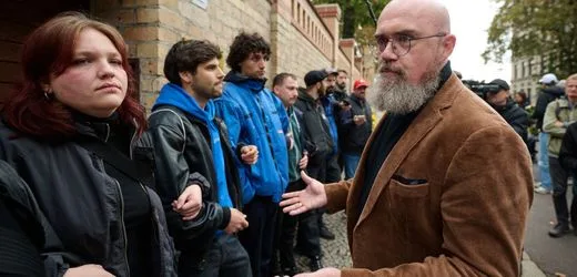 Sachsen-Anhalt: Menschenkette stoppt AfD-Politiker Tillschneider bei Halle-Gedenken
