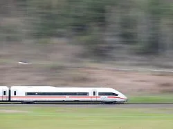 Voll, verspätet und dann das : Lokführer vergisst Halt - ICE fährt an Fulda vorbei