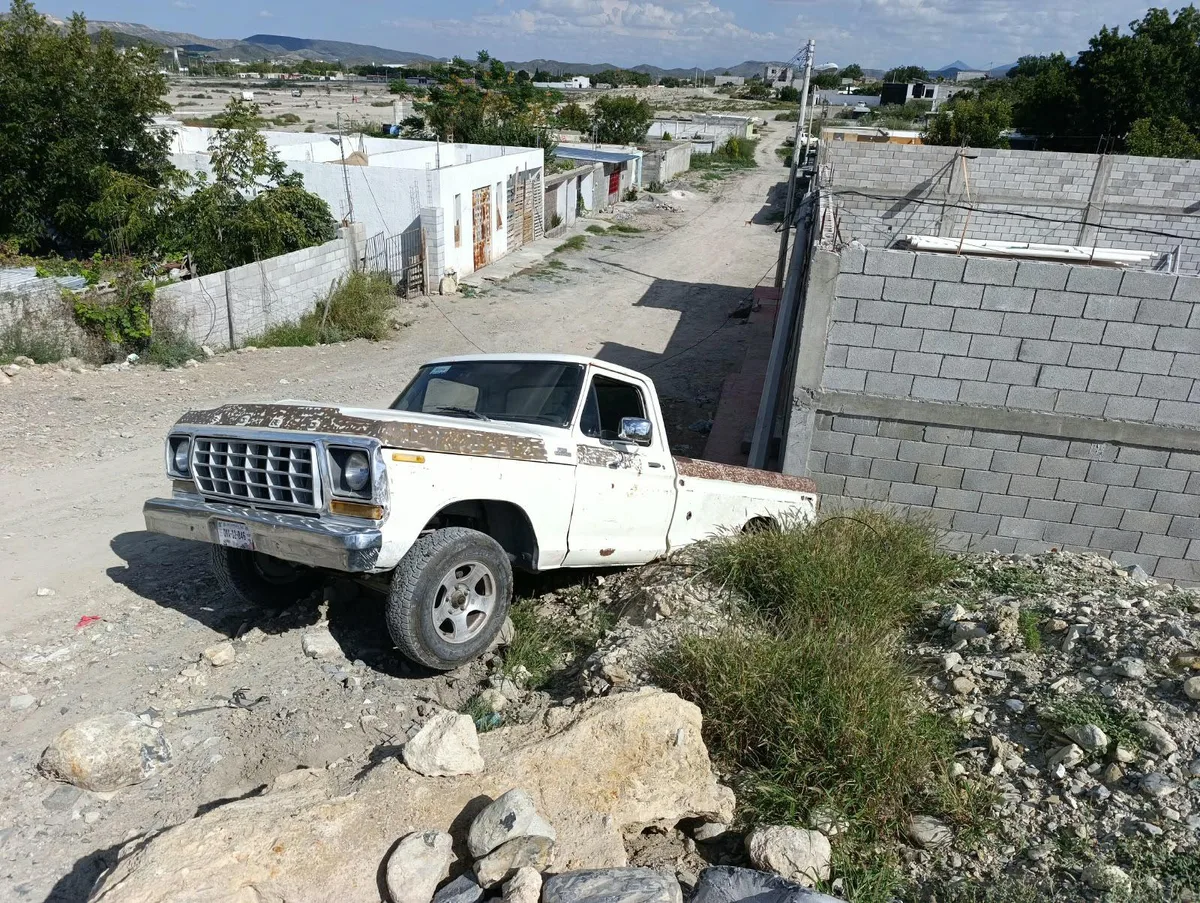 Se le va camioneta en reversa y derriba poste de concreto en Parras; deja solo daños materiales