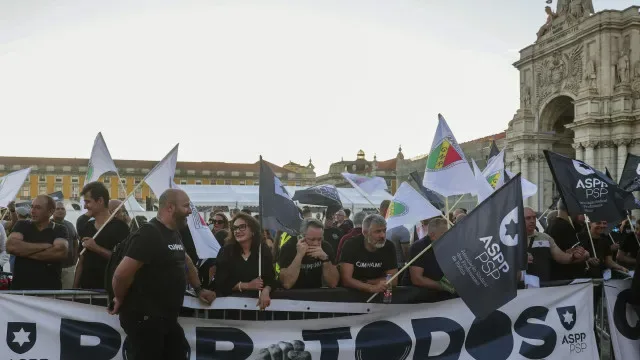 Polícias protestam em Lisboa contra "jogo do empurra" do Governo