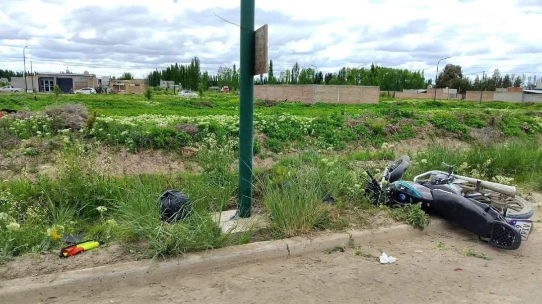 Murió una árbitra en un accidente vial mientras viajaba en moto hacia un torneo de fútbol amateur