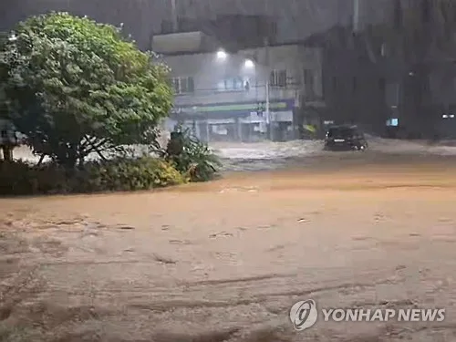 거제시 옥포동서 산사태…아파트 1층 덮쳐 1명 심정지·2명 구조