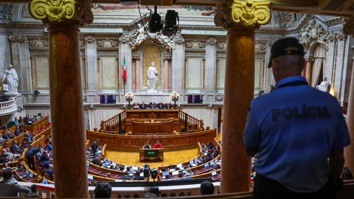 Parlamento debate e vota medidas para travar aumento do custo de vida. Acompanhe aqui