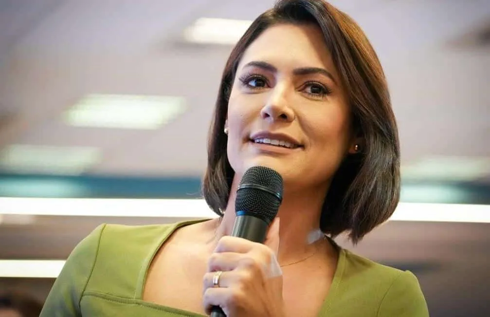 Michelle Bolsonaro é internada em Brasília e não tem previsão de alta