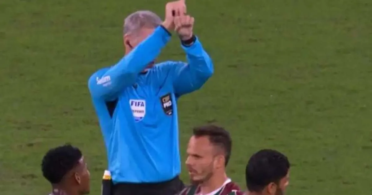 Daronco usa novo gesto da arbitragem no Maracanã; entenda as novas regras do Brasileirão