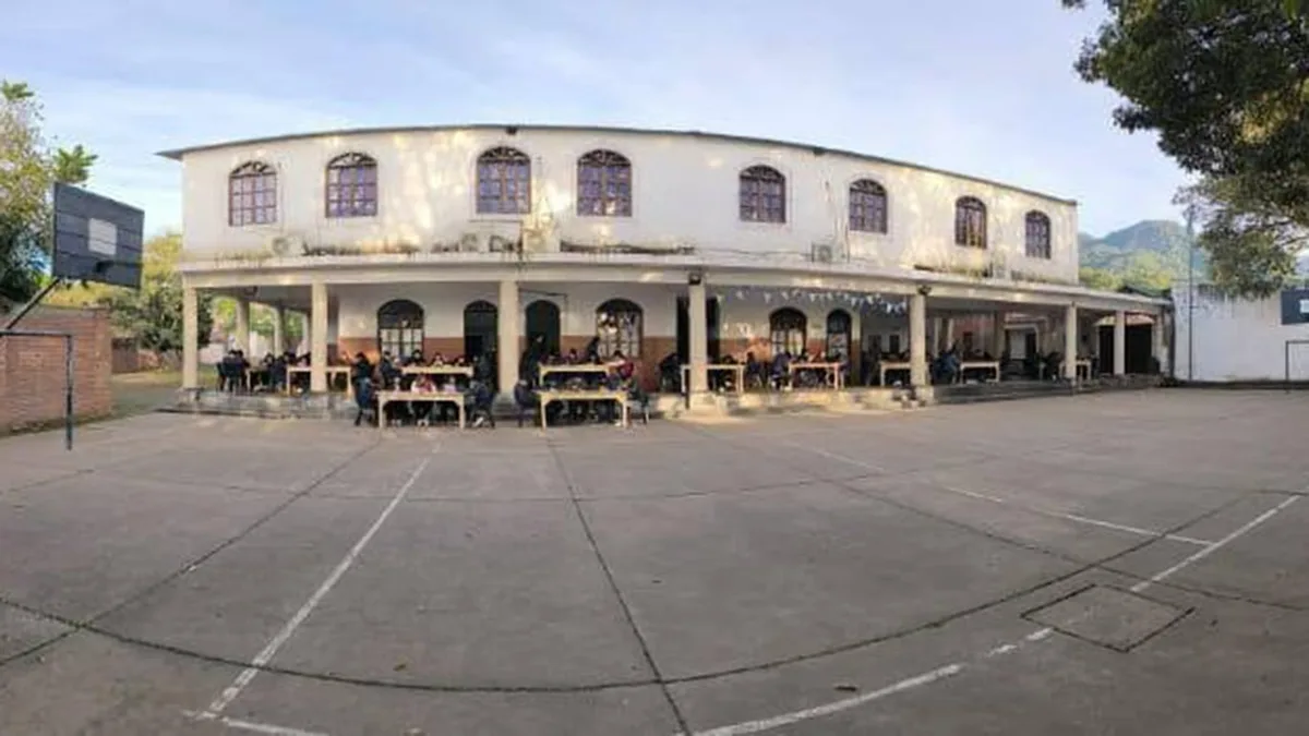 Detuvieron a un adolescente de 14 años que entró a la escuela con un rifle y se lo mostró a nenes de primaria