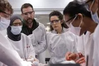 Noah Wyle classifica vitória no Emmy de Melhor Ator como “avassaladora”