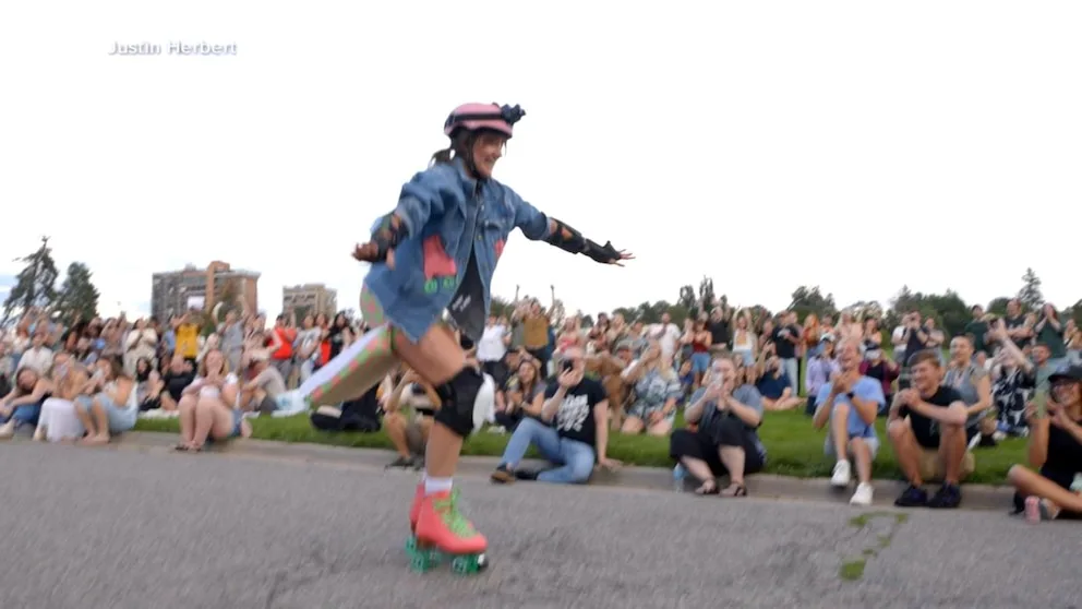 WATCH: Woman roller skates for the first time before a large crowd