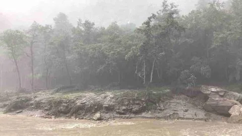 Al menos 55 muertos y más de 400 desaparecidos tras una fuerte riada y deslizamientos de tierra en la frontera entre Nepal y Tíbet