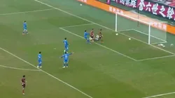 INACREDITÁVEL: duas bolas entram na baliza ao mesmo tempo e golo é anulado