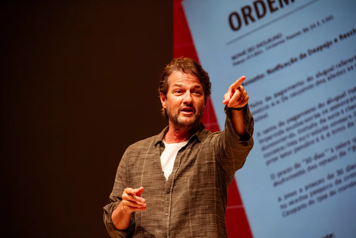 Marcelo Serrado traz ‘Terapia’ a Vitória com humor e até hipnose ao vivo