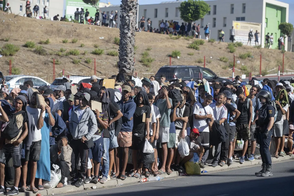 El Gobierno habilita cinco polideportivos e infraestructuras estatales en Ceuta para migrantes según las necesidades