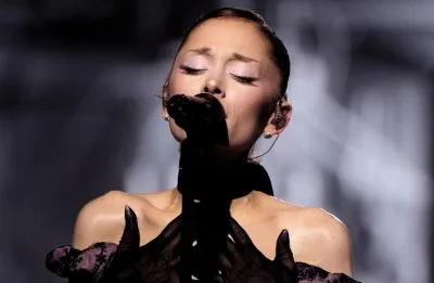 Ariana Grande chora e se declara para fãs na reta final da “The Eternal Sunshine Tour”: “Os melhores do mundo”
