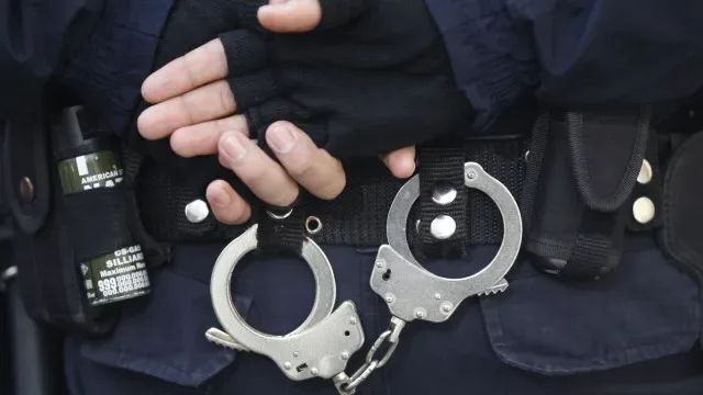 Homem detido em Espanha a vaguear na rua com faca e mãos ensanguentadas