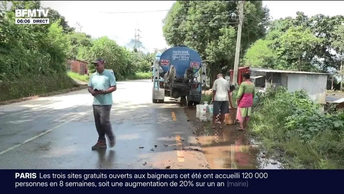 Népal: des camions-citernes ravitaillent les habitants privés d'eau après la rupture des canalisations causée par les coulées de boue