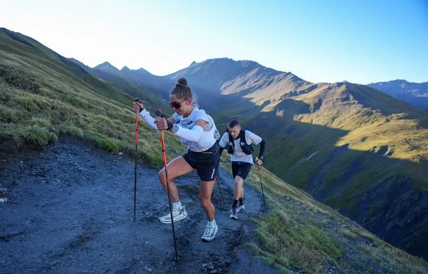 EN DIRECT UTMB 2026 : Aaaaah, Blandine L’Hirondel victime d'une sale chute... Galère à venir pour les 4 derniers kilomètres...