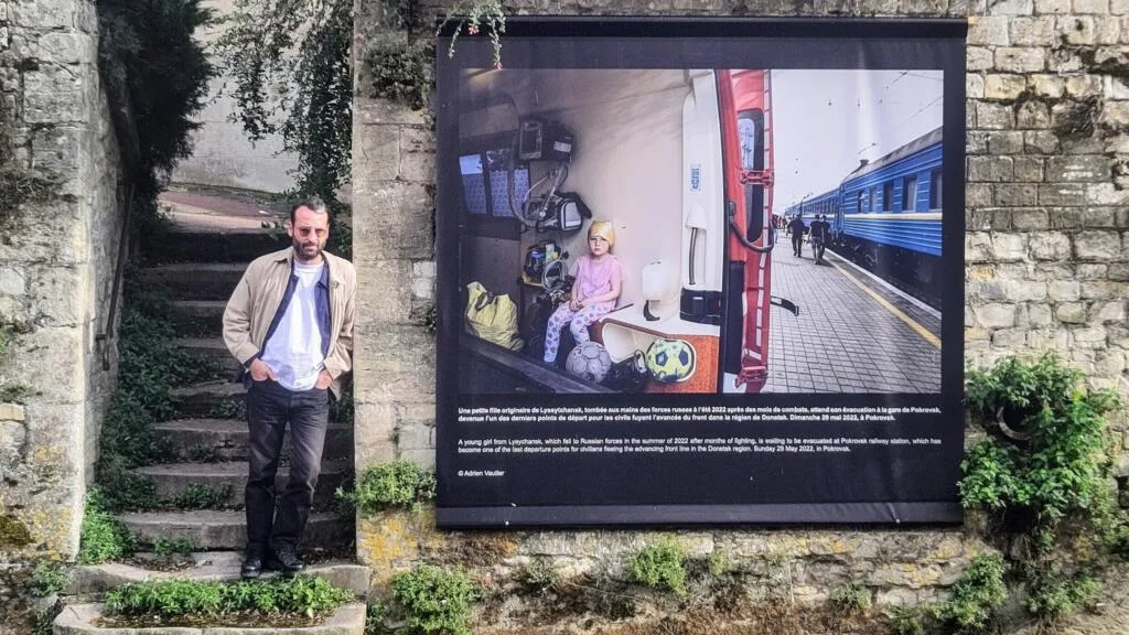 «Je n'abandonnerai jamais de documenter l'invasion russe en Ukraine», promet le photographe Adrien Vautier