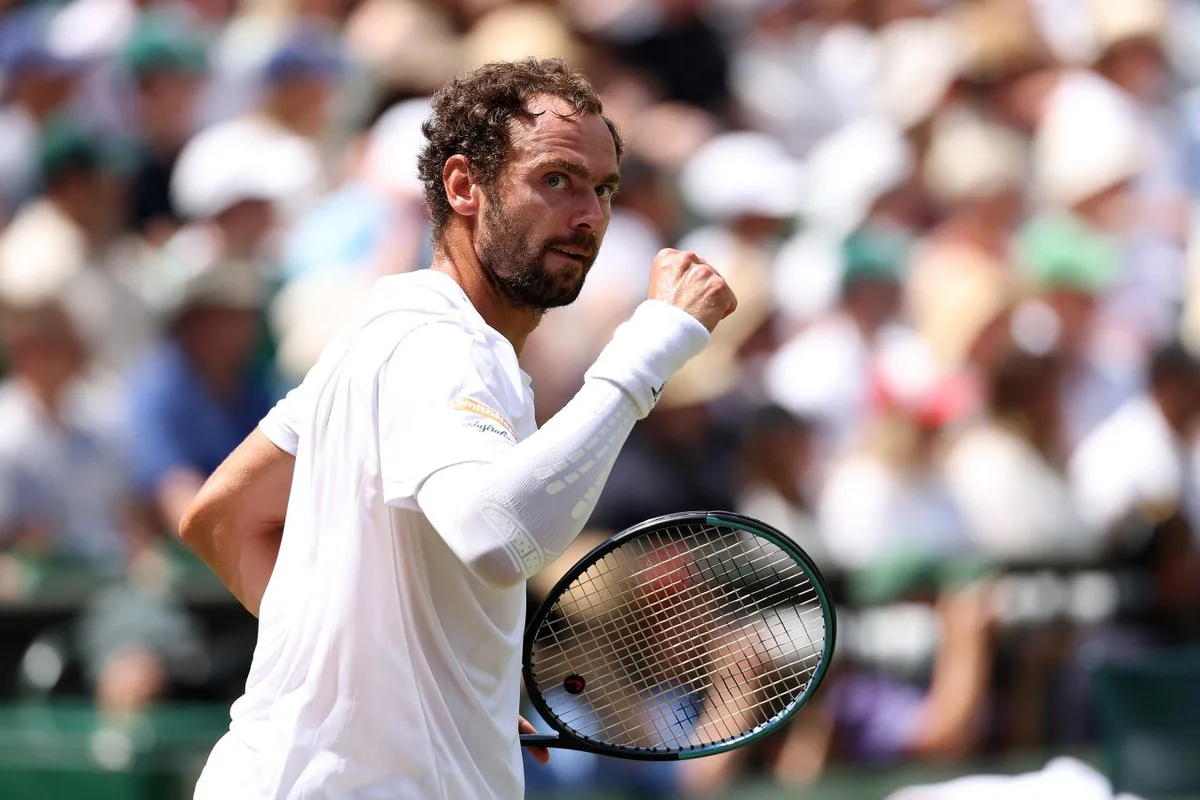 Роман Сафиуллин с разгромной победы стартовал на турнире ATP-250 в Ханчжоу