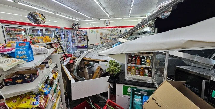 거제 칠천도 편의점에 SUV ‘쾅’…70대 운전자 “페달 착각”