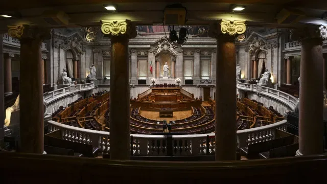 Moção de censura em férias parlamentares? Há precedente e remonta a 1994