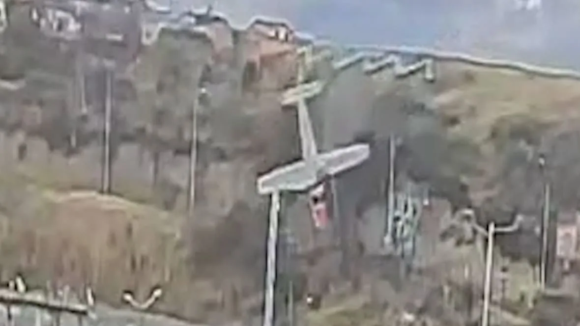 War hier Gold an Bord? - Flugzeug stürzt auf befahrene Straße