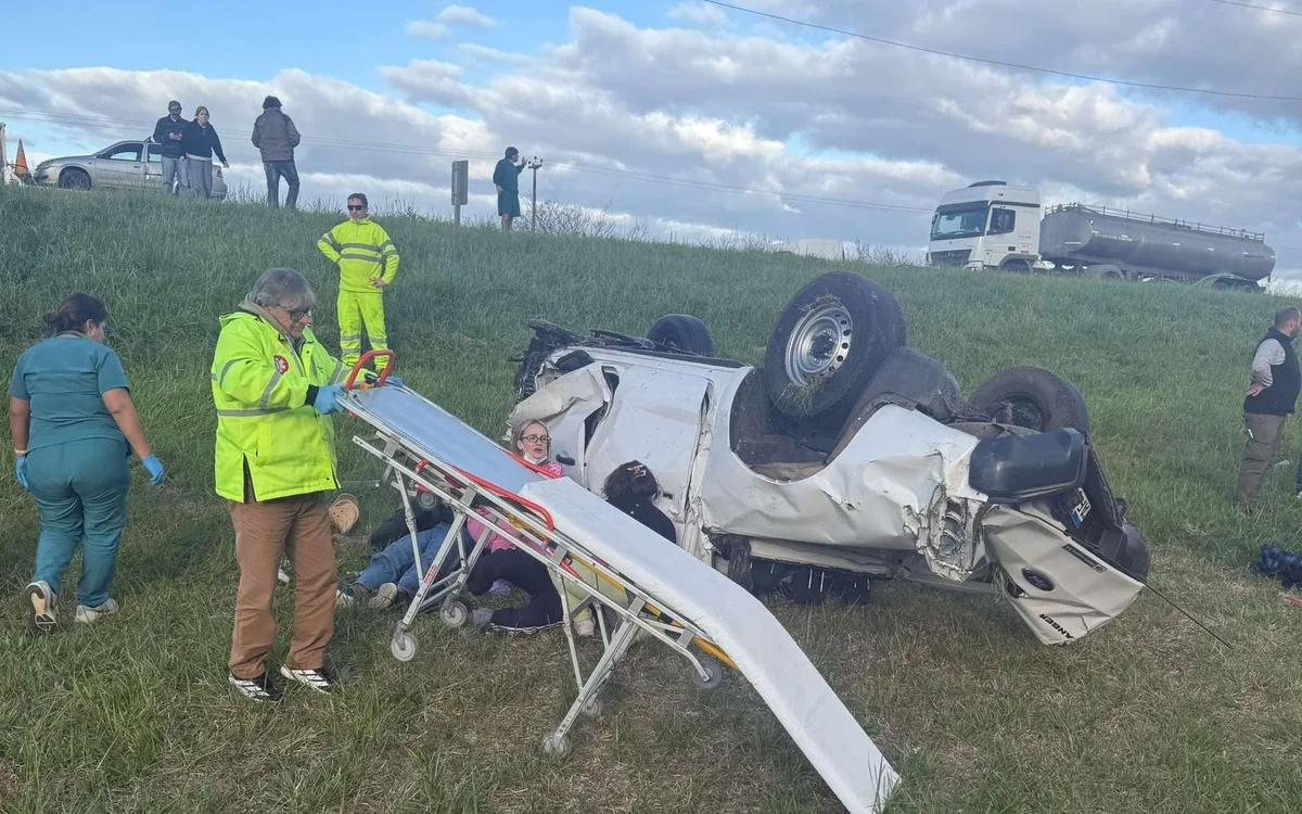 Accidente en Ruta 2: murieron dos hombres y otros dos resultaron heridos tras el vuelco de una camioneta