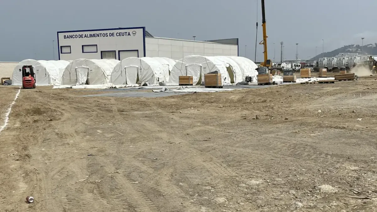 El Gobierno dice que las carpas en el puerto de Ceuta son "temporales" y pide consenso: "No puede ser que cada paso sea un 'no'"