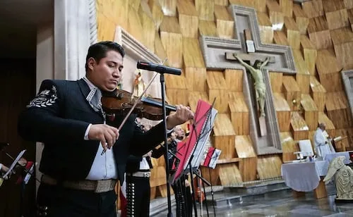 Juan Gabriel vuelve entre mariachis y un “Amor eterno”