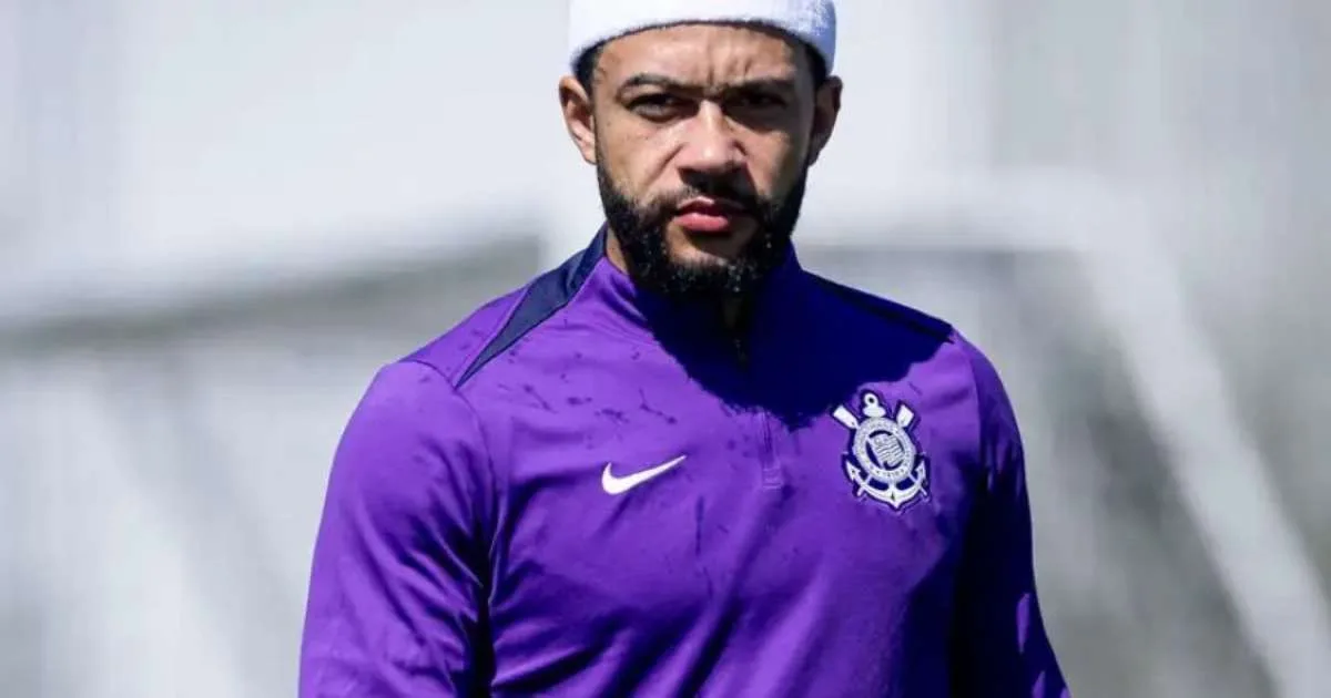 Jogador do Corinthians posta foto ao lado de Depay