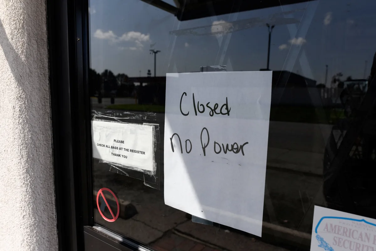 Miles de familias cumplen nueve días sin electricidad y sin clases tras la tormenta en Indiana