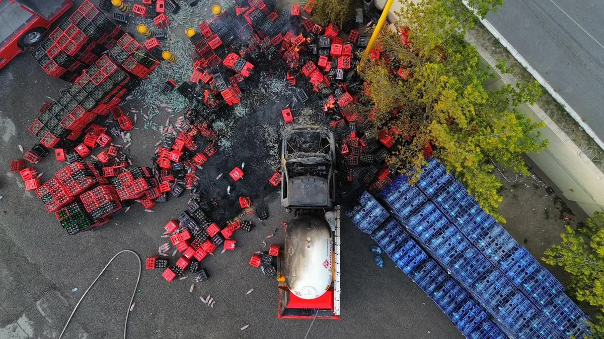 Se incendia pipa mientras abastecía montacargas en depósito de Coca-Cola en Parras; hay un lesionado (video)