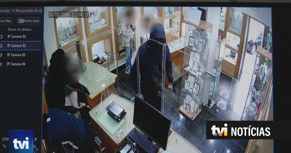 As imagens de um violento assalto na Margem Sul que rendeu milhares de euros