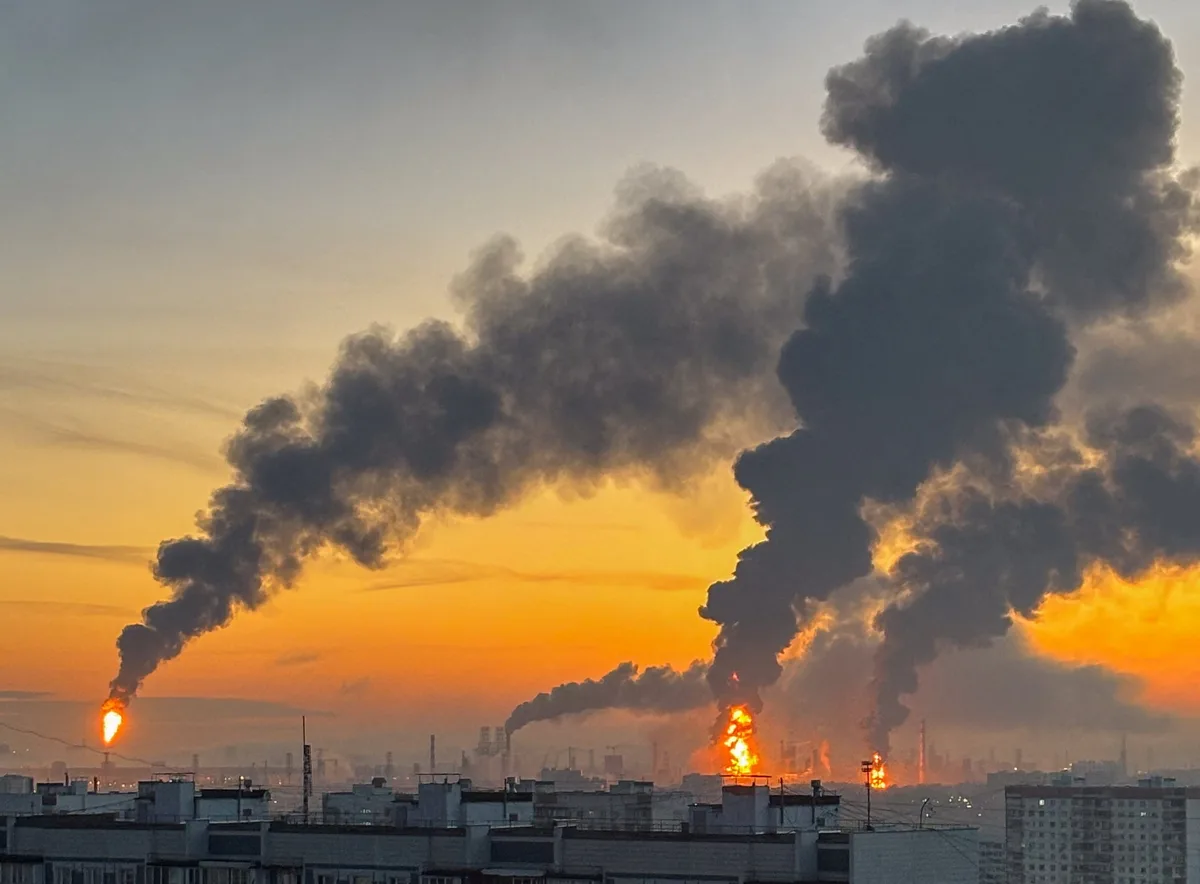 Ucrania reanudó sus bombardeos contra las refinerías rusas y lanzó una ofensiva a una región cercana a Moscú