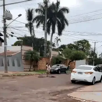 Após queixas de clientes, lojistas fazem tapa-buracos em rua por conta própria