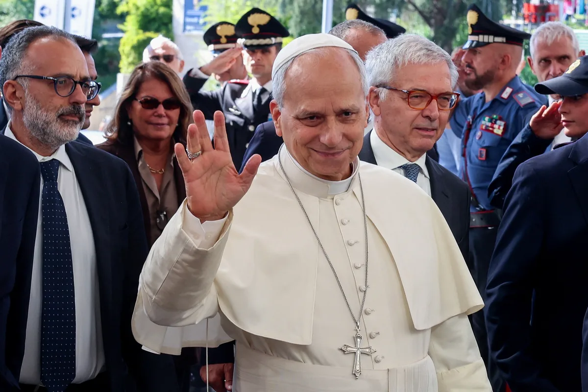 Papa Leão XIV foi submetido à fisioterapia respiratória, voltou a comer e está andando, diz Vaticano