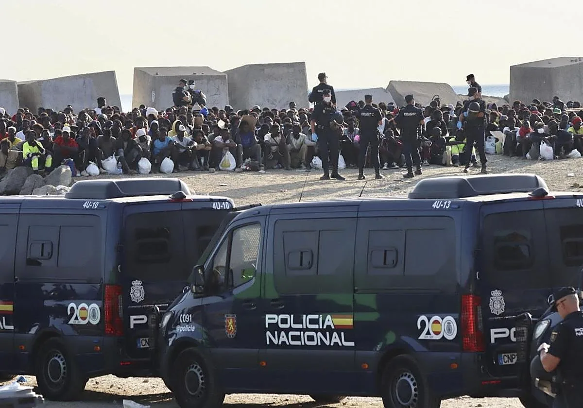 Tensión en Ceuta: más de medio millar de insurgentes se rebelan y vuelven al asentamiento ilegal