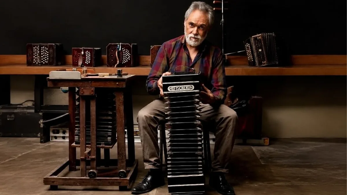 Le gustaba la música, descubrió un instrumento por casualidad y hoy lleva más de 350 fabricados