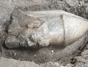 Agricultor encontra por acaso estátua de Ramsés II com mais de 3 mil anos no Egito