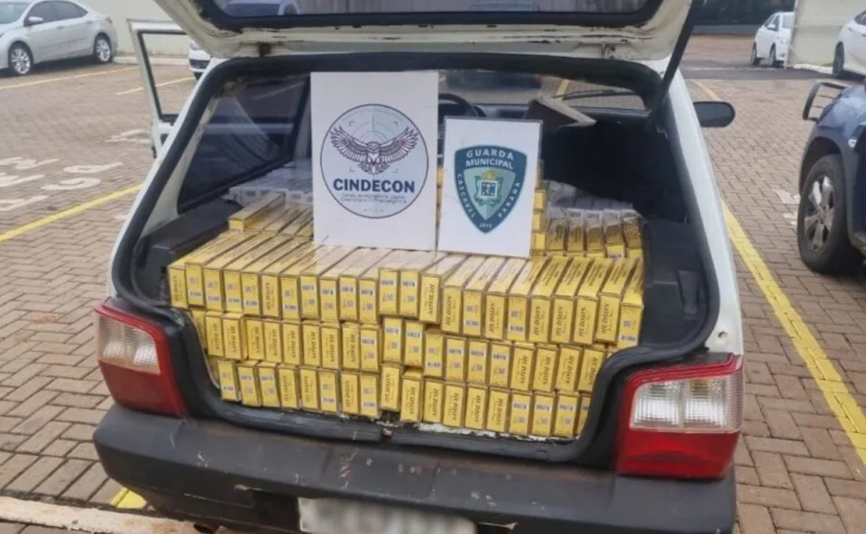 Fujão na rodovia! Motorista abandona Fiat Uno lotado de cigarros no meio da pista e foge a pé em Cascavel