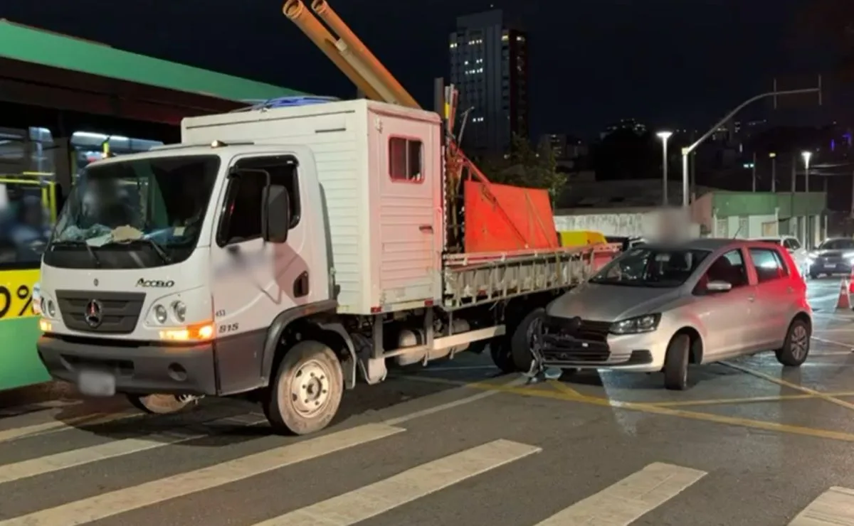 Acidente entre carro e caminhão deixa mulher ferida e trânsito lento em cruzamento no bairro Água Verde, em Curitiba
