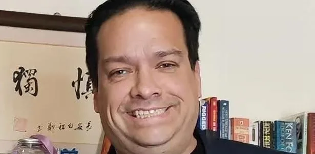 Jornalista dos EUA é condenado a 2 anos de prisão por atuar para a China