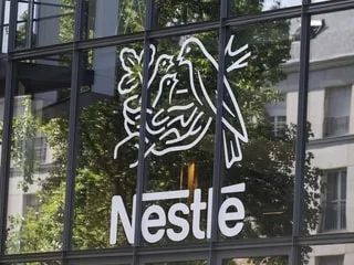 Nestlé devra être rejugé pour ses décharges sauvages près de ses usines d’eau en bouteille, tranche la justice française