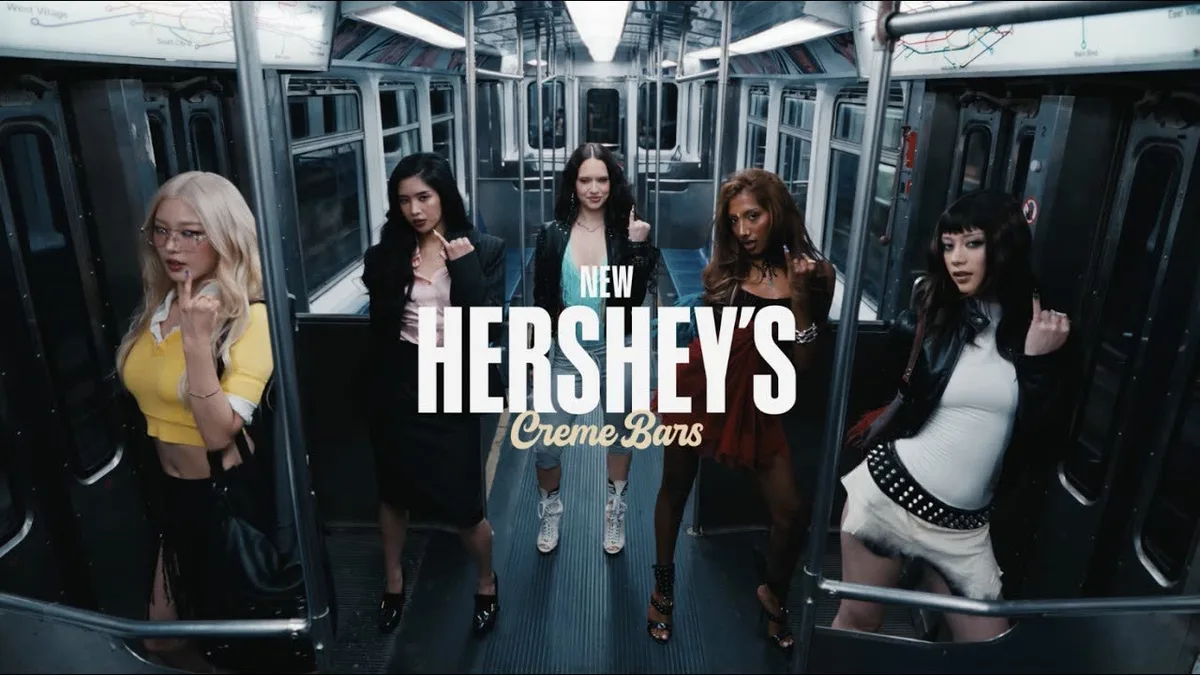 As KATSEYE levantam os dedinhos para a Hershey’s