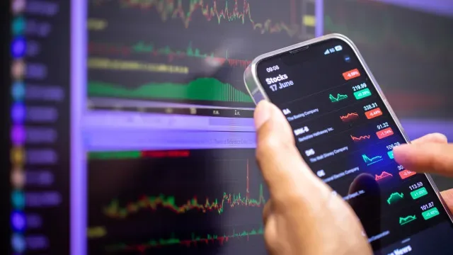 Bolsas europeias sem sentido definido enquanto barril de Brent baixa 2,8%