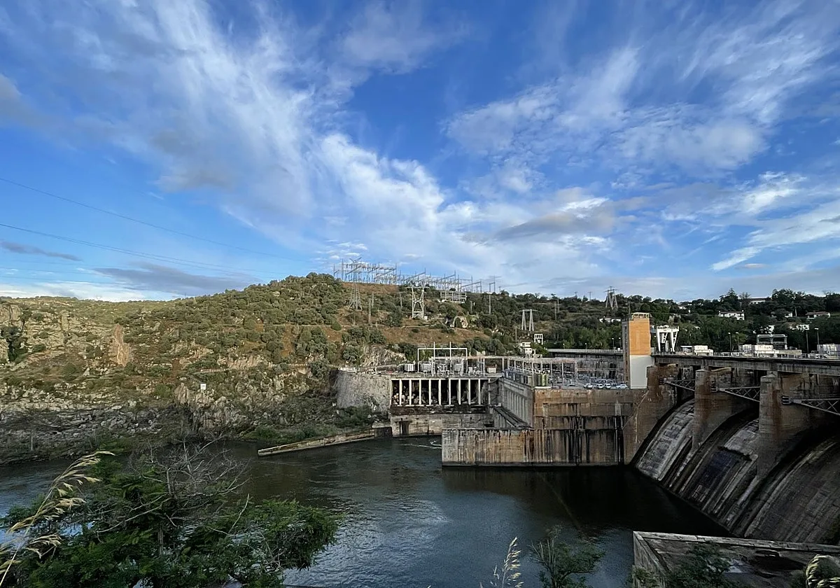 Zamora marca el camino para que los pueblos con embalses cobren su «deuda histórica»