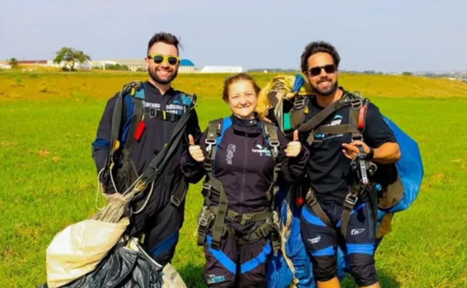 Adrenalina nas alturas! Aos 67 anos, idosa realiza sonho de saltar de paraquedas no Paraná; veja o vídeo