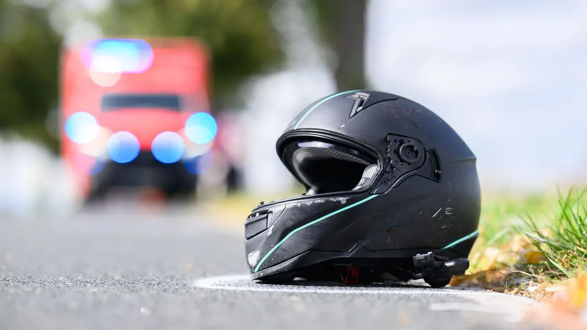 Tödliches Überholmanöver: Motorradfahrer stirbt beim Überholen - Verdacht auf Rennen